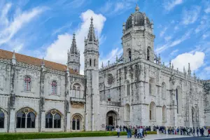 Turistas num dos mosteiros em Portugal