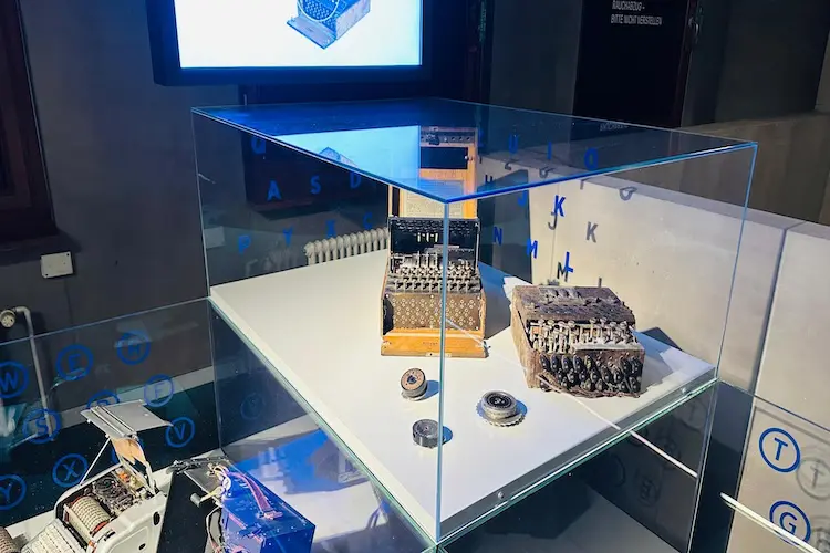 Enigma é uma máquina para criptografar mensagens