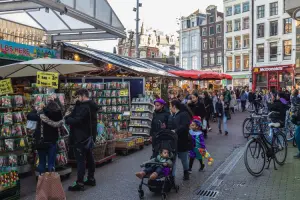 Pessoas comprando em uma feira de rua da Holanda, em dia nublado