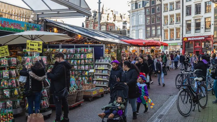 Pessoas comprando em uma feira de rua da Holanda, em dia nublado