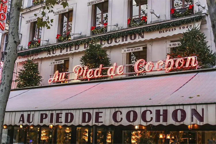Restaurante Pied de Cochon, em Paris, ao anoitecer