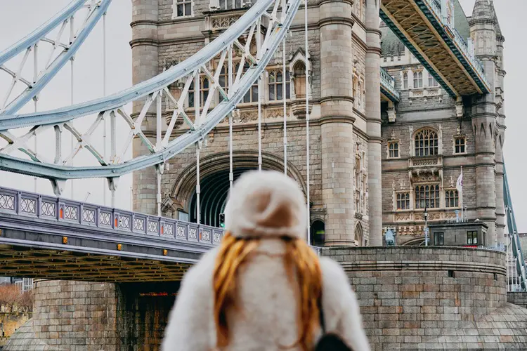 Turista observando a Tower Bridge em Londres.