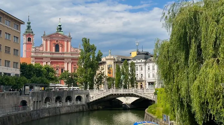 Praça Preseren e a Ponte Tripla em Liubliana, Eslovênia