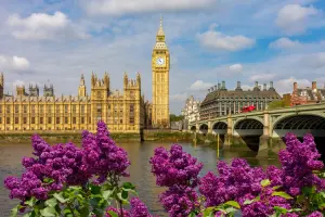 Palácio de Westminster e Big Ben em dia de primavera em Londres.