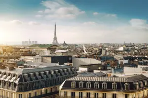 Dia de sol com Torre Eiffel ao fundo