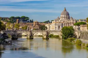 Ponte Sant’Angelo sobre o rio Tibre com a Basílica de São Pedro ao fundo em Roma.