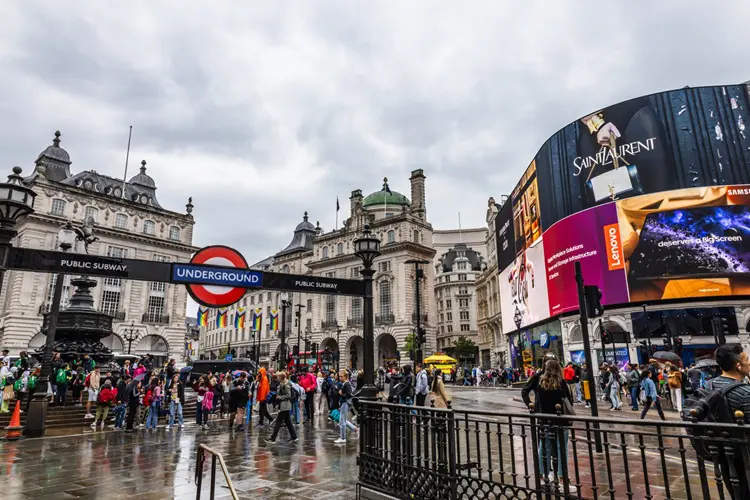 Dia nublado na movimentada Piccadilly Circus, em Londres.