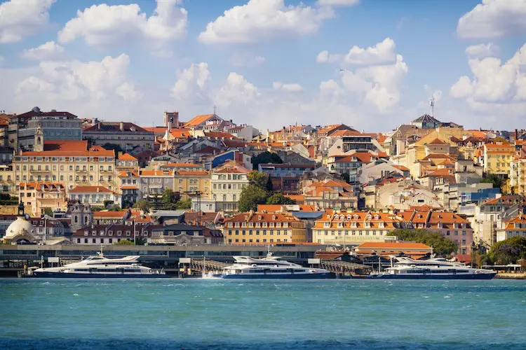 Catamarãs no Tejo, em dia nublado