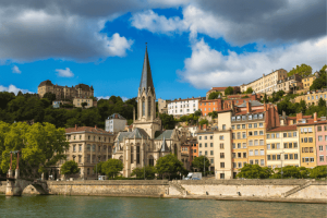 Vista da Catedral de Saint-Jean Baptiste e do bairro Vieux Lyon a partir do rio Saône