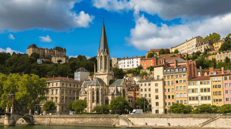 Vista da Catedral de Saint-Jean Baptiste e do bairro Vieux Lyon a partir do rio Saône