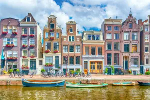 Construções tradicionais de prédios residenciais em Amsterdam