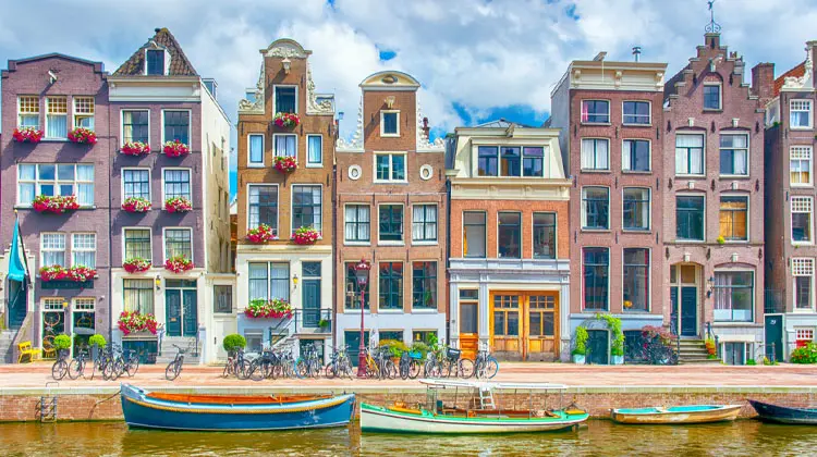 Construções tradicionais de prédios residenciais em Amsterdam