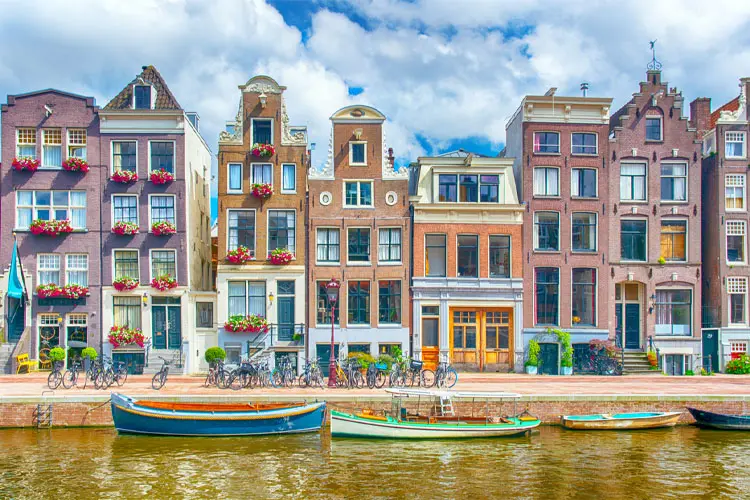 Construções tradicionais de prédios residenciais em Amsterdam