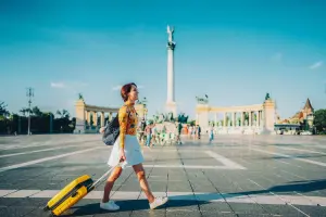 Mulher caminhando por Budapeste