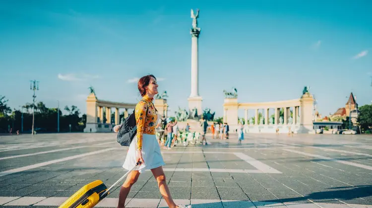 Mulher caminhando por Budapeste
