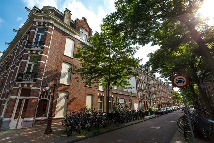 Esquina arborizada no distrito de Oud-West