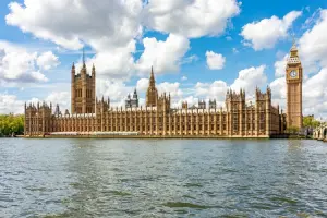 O Palácio de Westminster às margens do Rio Tâmisa, em Londres.