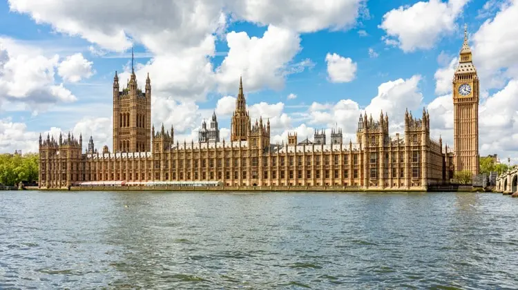 O Palácio de Westminster às margens do Rio Tâmisa, em Londres.