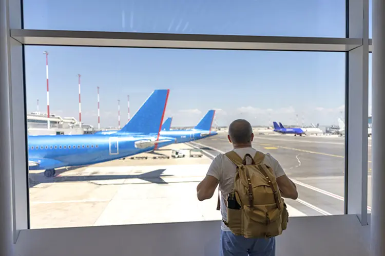 Turista em aeroporto na Itália