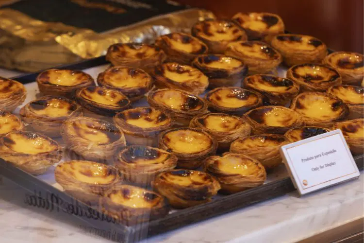 Pastel de nata em uma vitrine para venda