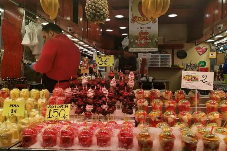 Tenda de doces e bebidas na cidade de Barcelona