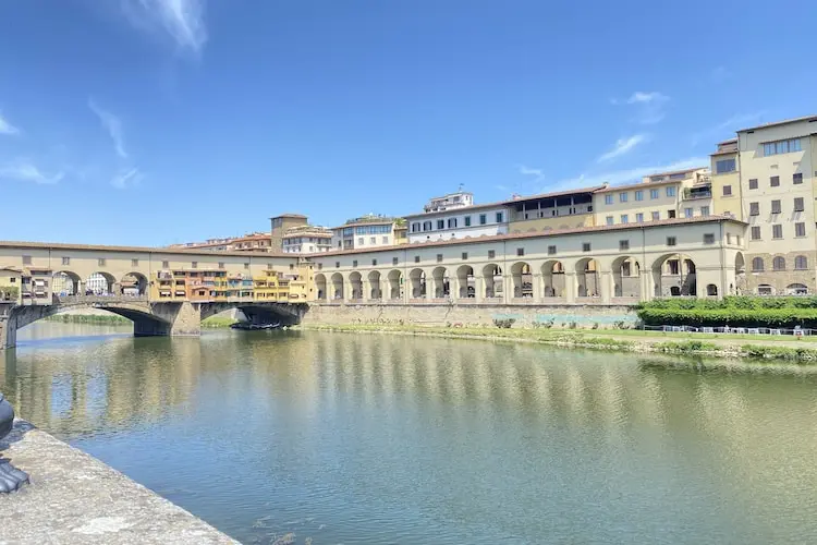 Se escolher ficar próximo a Ponte Vecchio, tenha atenção com batedores de carteira.