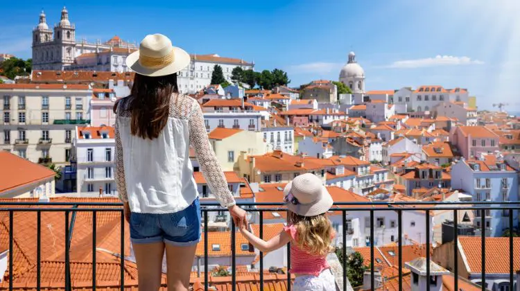 Mãe em Portugal com sua criança