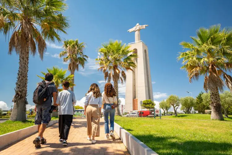 Pais passeando em Portugal com crianças