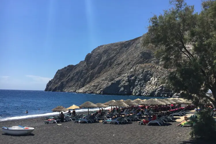 Praia de Santorini, em dia de sol