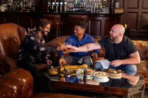 Grupo de amigos reunidos para almoço em tradicional pub irlandês.