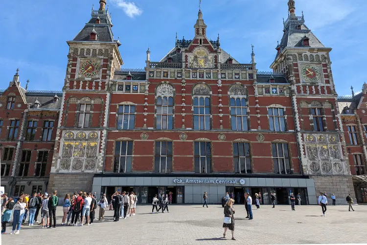 Principal estação de Amsterdam em um dia de sol de verão