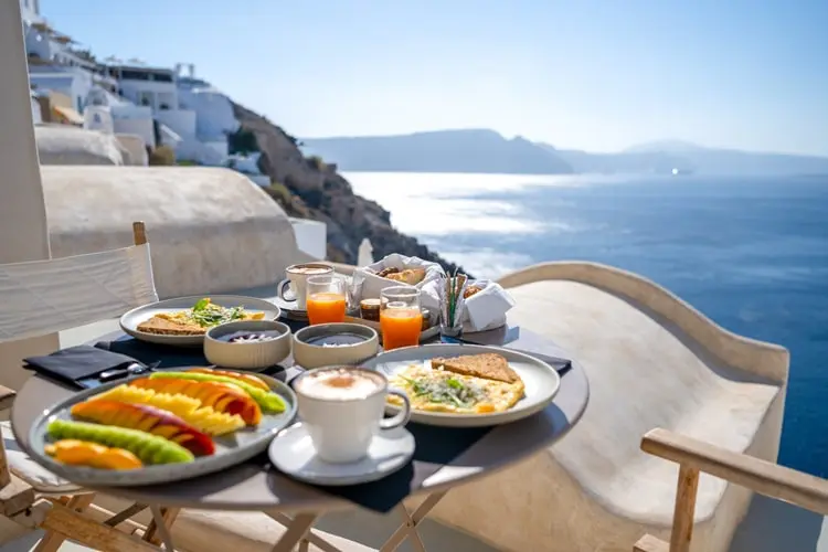 Café da manhã de hotel com vista para a Ilha Grega de Santorini