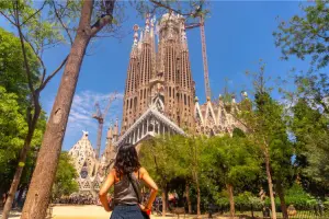 Turista na frente da Sagrada Família em Barcelona