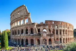 Vista do Coliseu, em Roma, com turistas no entorno