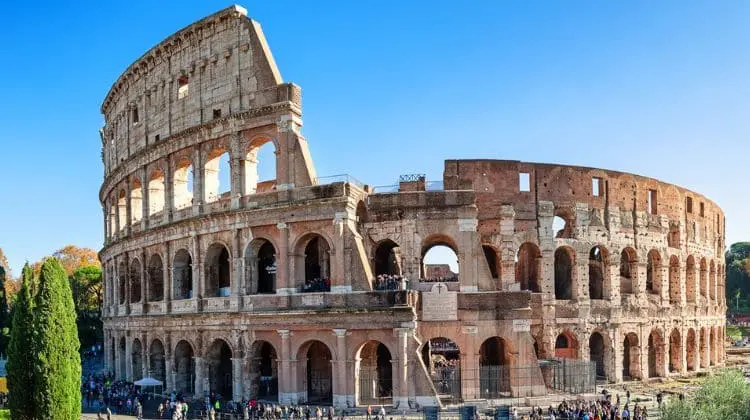 Vista do Coliseu, em Roma, com turistas no entorno