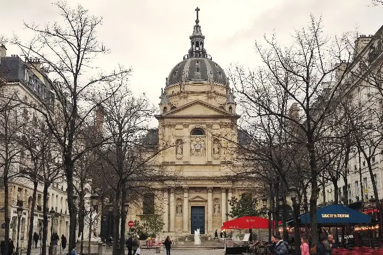 Bairro turístico em Paris.