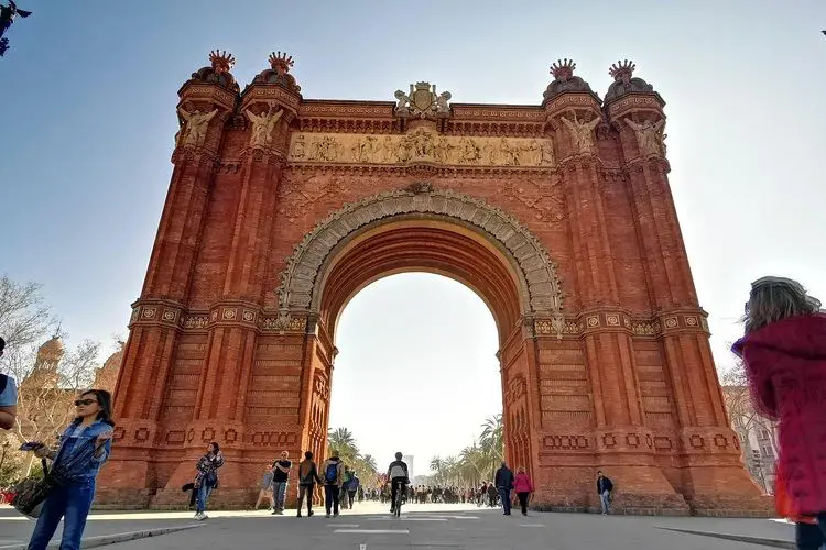 Arco do Triunfo é um destino popular dos turistas em Barcelona.