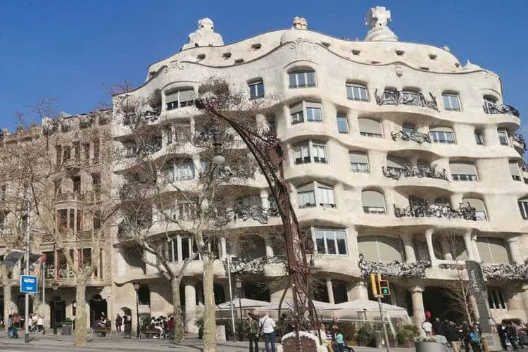 Casa Milà é uma das paradas do roteiro em Barcelona