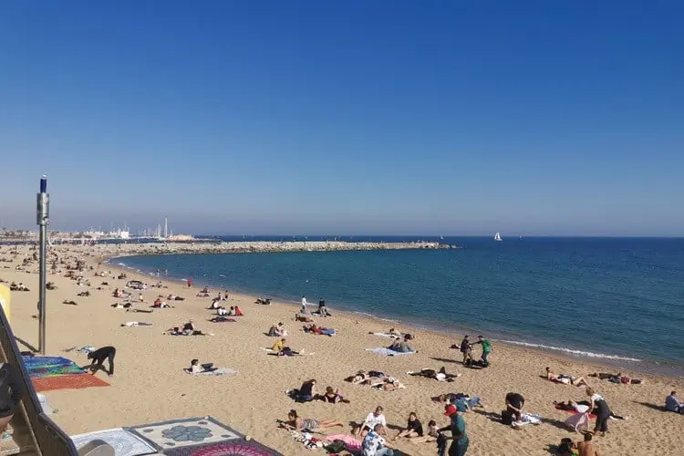 Visão panorâmica da praia de Barceloneta.