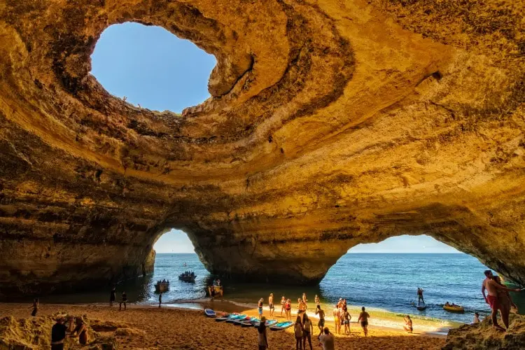 Gruta Benagil, no Algarve, Portugal