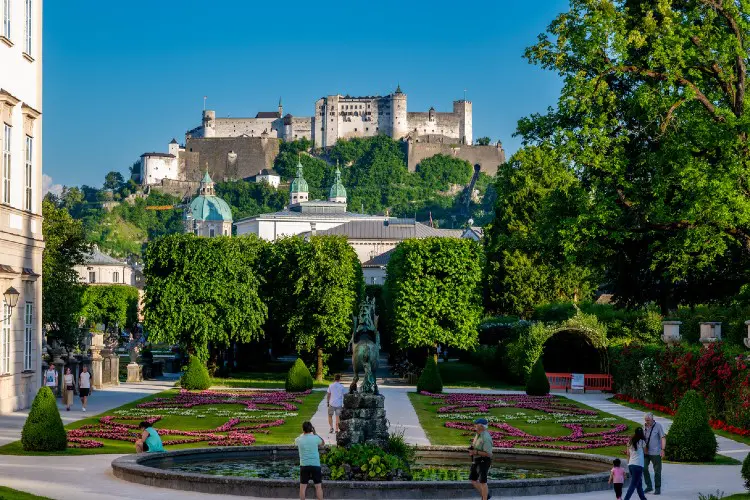 O palácio de Mirabell com seus jardins é considerado patrimônio cultural local