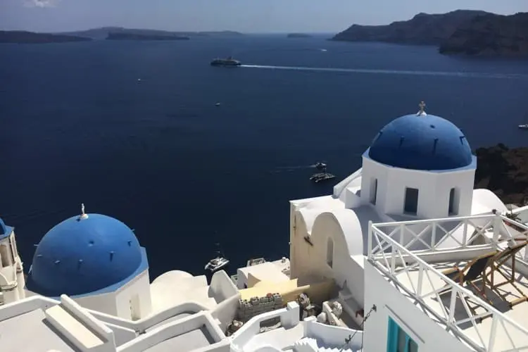 Mar visto das "caves houses" de Santorini, em dia de sol