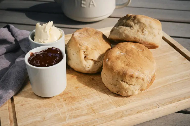 Tábua de chá da tarde na Irlanda com scones.