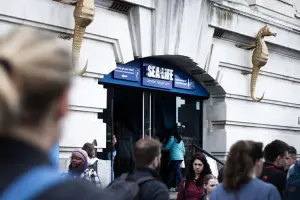 Fila na entrada do Sea Life London Aquarium para visitar a atração