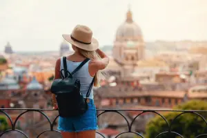 Mulher turistando na Europa, em dia nublado