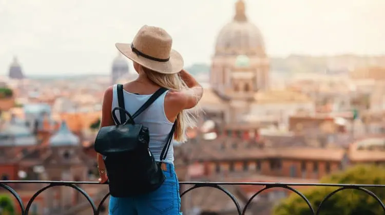 Mulher turistando na Europa, em dia nublado