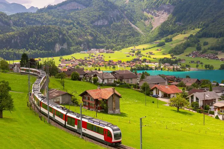 Trem percorrendo uma cidade na Suíça