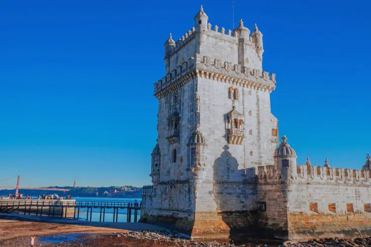 Torre de Belém em Lisboa durante o dia com céu azul