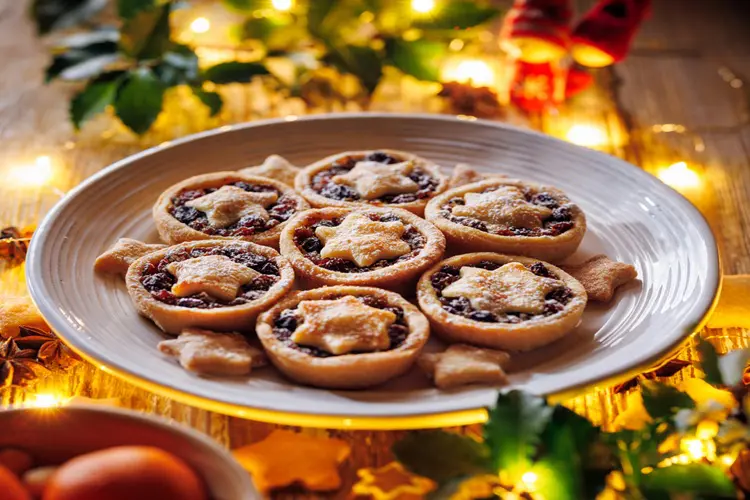 Prato com mince pies, as tortas típicas do Natal irlandês.