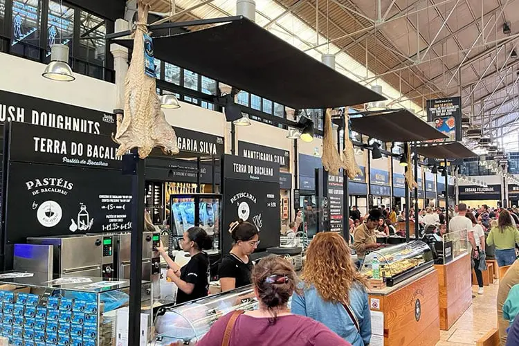 Time Out Market de Lisboa com turistas